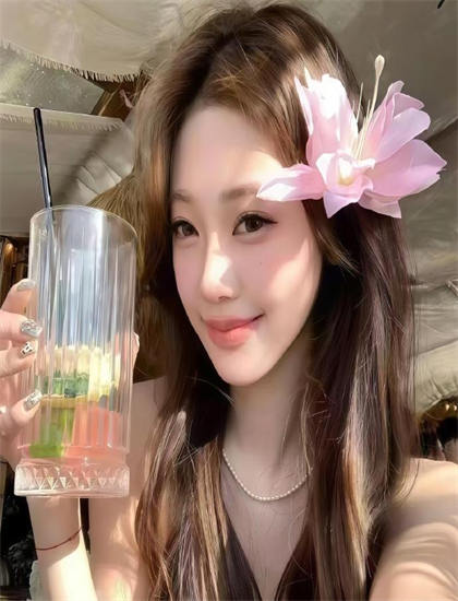 老師讓我趴在講台H_麵包樹上的女人